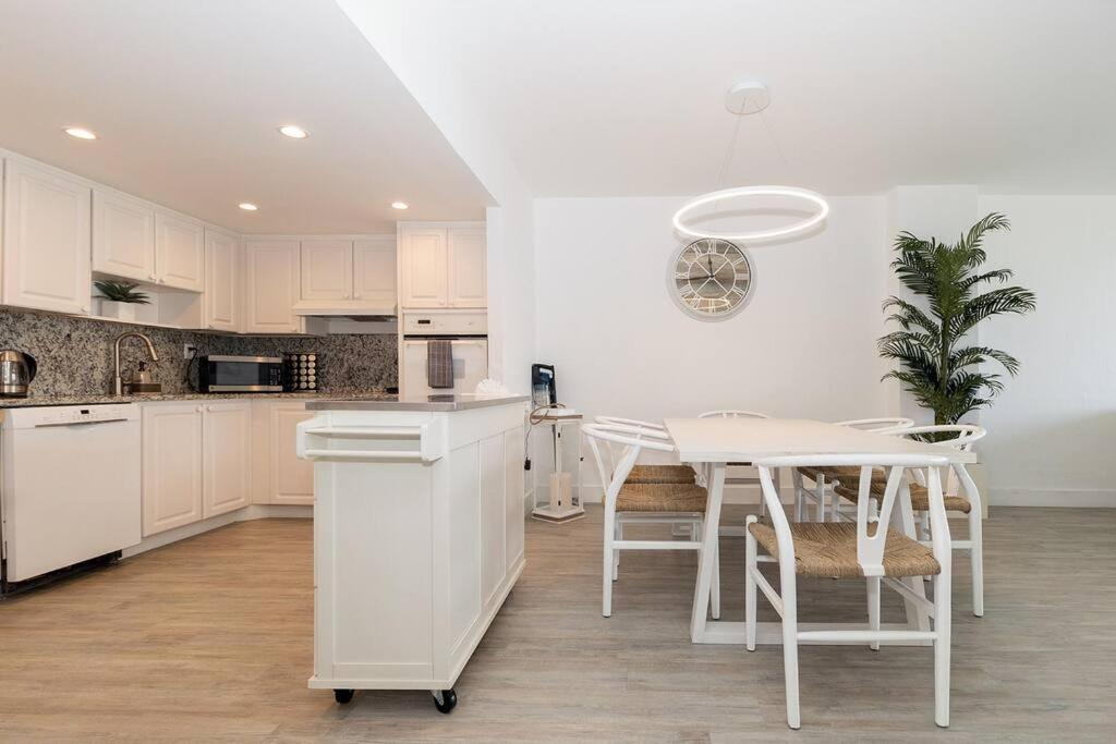 Stunning & Spacious Resort-Style Condo Across From Beach! Miami Beach Bagian luar foto