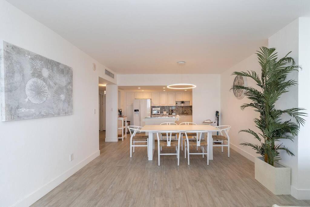 Stunning & Spacious Resort-Style Condo Across From Beach! Miami Beach Bagian luar foto