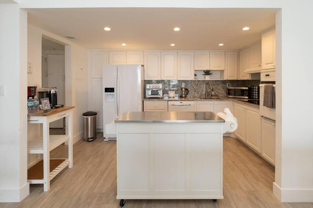 Stunning & Spacious Resort-Style Condo Across From Beach! Miami Beach Bagian luar foto