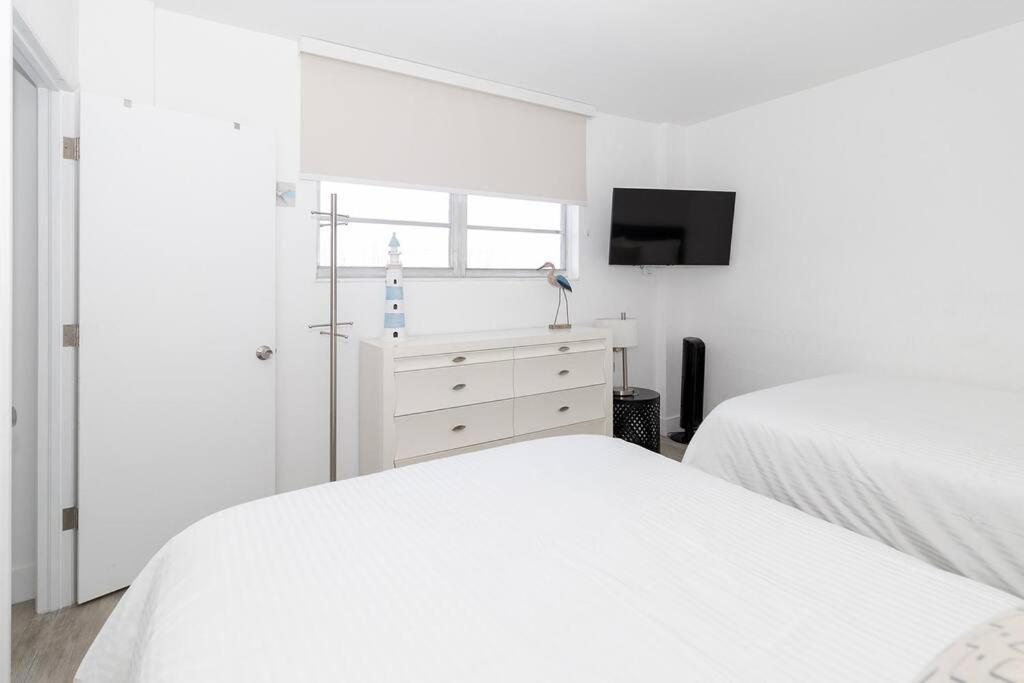 Stunning & Spacious Resort-Style Condo Across From Beach! Miami Beach Bagian luar foto