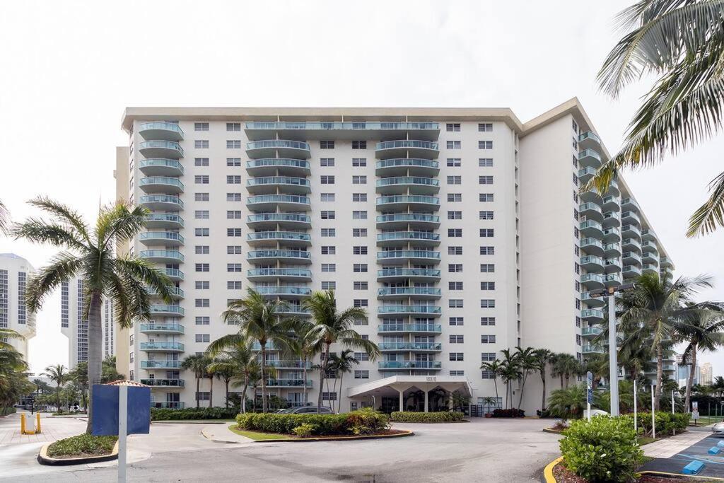 Stunning & Spacious Resort-Style Condo Across From Beach! Miami Beach Bagian luar foto