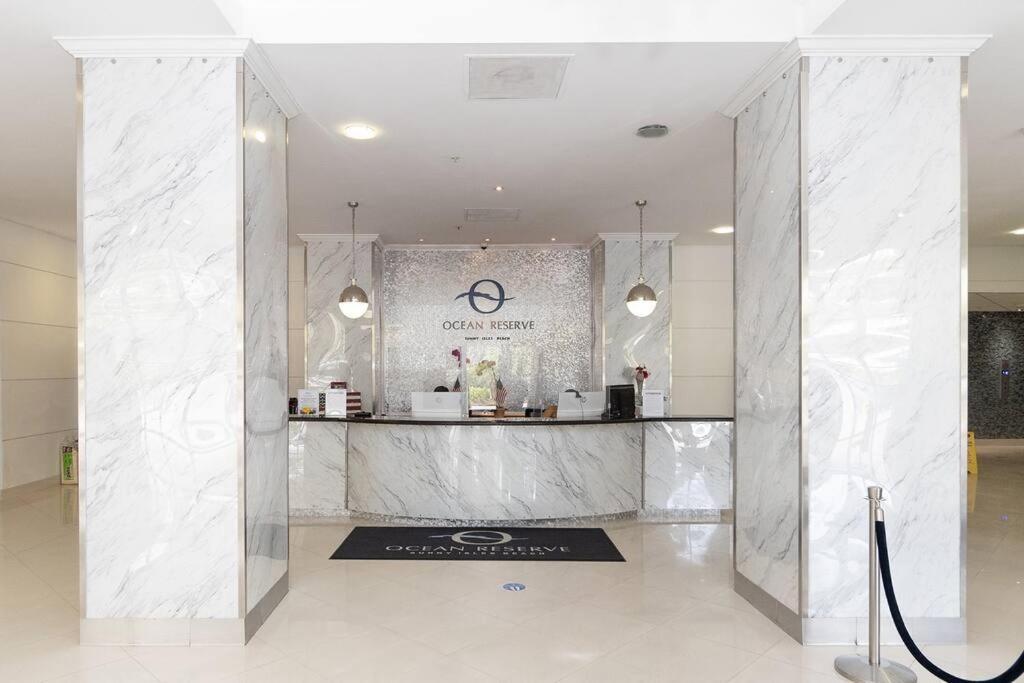 Stunning & Spacious Resort-Style Condo Across From Beach! Miami Beach Bagian luar foto